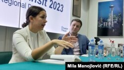 Aleksandra Karpi, istraživačica u nevladinoj organizaciji Freedom House tokom predstavljanja izveštaja "Nacije u tranzitu" na Fakultetu političkih nauka u Beogradu, 13. novembar 2023.