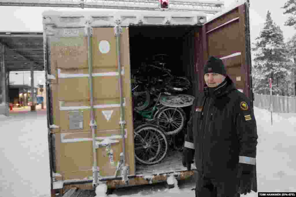 Șeful punctului de frontieră, Kimmo Louhelainen, arată un container cu biciclete confiscate, folosite de migranți pentru a trece granița la postul de frontieră Raja-Jooseppi. Finlanda, țară cu 5,6 milioane de locuitori, a iritat Moscova aderând la NATO în aprilie acest an,&nbsp; ca urmare a invaziei neprovocate a Rusiei în Ucraina, Finlanda punea astfel capăt unor decenii de nealiniere militară.
