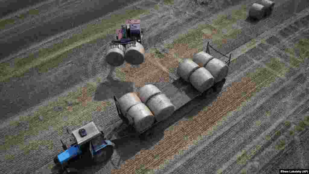 A korlátozott lehetőségek miatt sok gazdálkodó úgy dönt, hogy egyáltalán nem vet. Elemzők szerint a mezőgazdaságtól függő Ukrajnában a kukorica- és búzatermelés idén közel negyven százalékkal elmarad a háború előtti szinttől