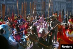 Pe lângă turiștii de zi cu zi, Veneția atrage mulțimile și cu ocazii precum carnavalul, festivalul de film, bienala de artă și, cel mai recent, o vizită a Papei.