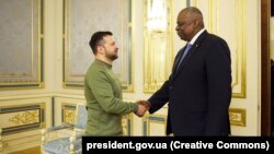 Украинскиот претседател Володимир Зеленски и американскиот секретар за одбрана Лојд Остин, Киев, 20 ноември 2023 година