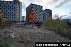 მიმდებარედ საცხოვრებელი კორპუსები შენდება