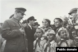 იოსებ სტალინი პიონერებში