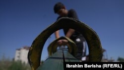 Në afërsi të hekurudhave në Fushë Kosovë, një hapësirë e braktisur është kthyer në kënd lojërash për fëmijët e komunitetit rom.