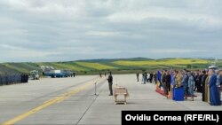 Imagine de la ceremonia organizată la Câmpia Turzii. În plan îndepărtat, ultimele trei MiG-uri scoase din uzul bazei aeriene.