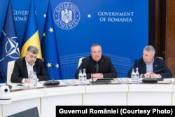 Șeful PSD, Marcel Ciolacu (stânga), alături de premierul Nicolae Ciucă (centru) și ministrul de interne, Lucian Bode.