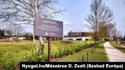 A hotelberuházáshoz lebontották Sárváron a halottasházat. A hotelhez vezető út építéséhez a befektetők megvették a kórházhoz tartozó szomszédos területet