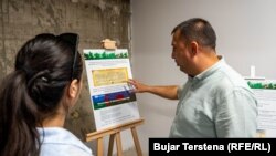 Autori i ekspozitës Ridvan Gashi.