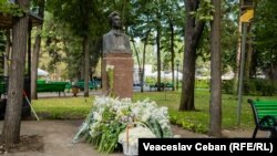 Omagiu adus lui Mihai Eminescu, la bustul poetului de pe Aleea Clasicilor din Chișinău