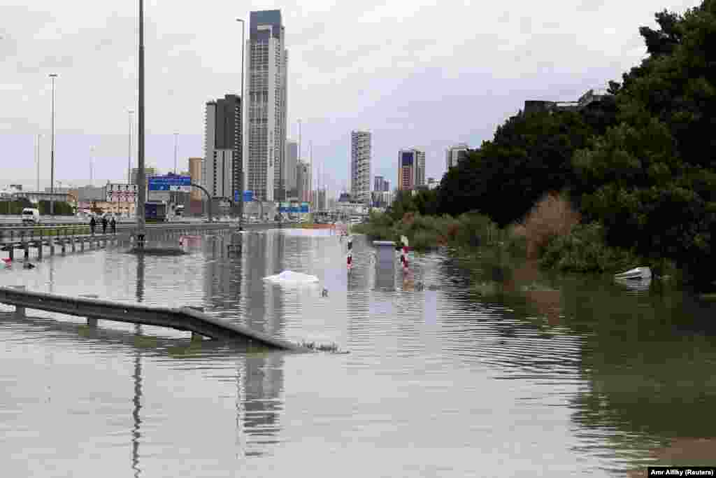 Državni mediji navode da je to najveća količina padavina od 1949. godine otkad se one evidentiraju, što je znatno pre nastanka UAE 1971. godine.