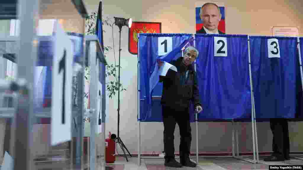 Elnökválasztás 2024. március 17-én egy oroszországi szavazóhelyiségben. Négy jelölt szerepelt a szavazólapon: Vlagyiszlav Davankov (Új Emberek), a hivatalban lévő elnök, Vlagyimir Putyin független jelölt, Leonyid Szluckij&nbsp;(Oroszország Liberális Demokrata Pártja) és Nyikolaj Haritonov (az Oroszországi Föderáció Kommunista Pártja)