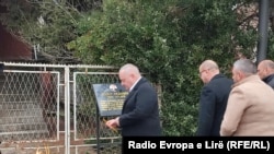 Prvi pomen na mestu ubistva Olivera Ivanovića održan je ujutro. Na fotografiji sa svećom Srđan Milivojević iz Koalicije Srbija protiv nasilja.