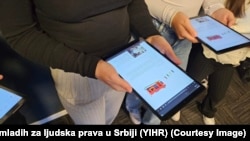 Da imaju u školi za ekskurziju, rekreativnu nastavu, da odu na zimovanje, letovanje, kupe patike. Da znaju da je to njihov dinar, kaže za RSE sagovornik koji sa suprugom brine o dvoje unučadi. (Djeca iz Srbije u Muzeju ratnog djetinjstva u Sarajevu, mart 2024. ilustracija) 