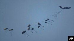 Американски военен самолет пуска хранителни доставки с парашути над Ивицата Газа, 9 март 2024 г.