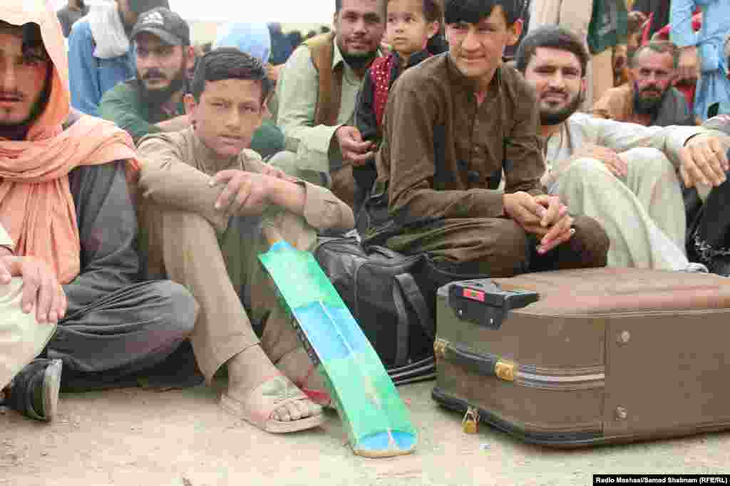 Multor afgani le-a fost greu să găsească un mijloc de transport care să-i ducă la destinațiile lor finale, a declarat Ismatullah, care deține o bază de autobuze. &bdquo;Un număr mare de oameni vin din Karachi, dar se confruntă cu o lipsă de autobuze și camioane&rdquo;, a spus el. &bdquo;Evident, în astfel de situații, tarifele au crescut&rdquo;.