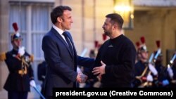 Presidenti i Ukrainës, Volodymyr Zelensky, dhe presidenti francez Emmanuel Macron në Pallatin presidencial Elysee në Paris, më 14 maj 2023.