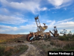 556 de cariere și mine s-au închis în România după 1990. Multe dintre utilaje se mai găsesc și acum lângă fostele cariere.