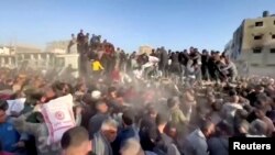 Ljudi grabe hranu sa kamiona u sjevernoj Gazi, 2. marta 2024.