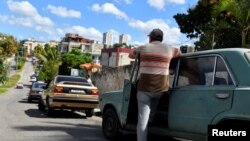 Čovjek čeka u redu da kupi benzin na benzinskoj stanici, u Havani, Kuba, 11. februar 2024. 