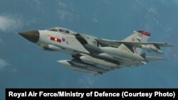 Avion Tornado GR4 echipat cu racheta de croazieră Storm Shadow direct sub fuselaj.