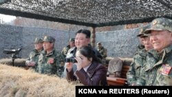 Sjevernokorejski lider Kim Jong Un i njegova kćerka Kim Ju Ae prisustvuju demonstracijama tokom obuke zračnih i amfibijskih borbenih jedinica Korejske narodne armije na ovoj slici koju je 16. marta 2024. objavila Korejska centralna novinska agencija. 