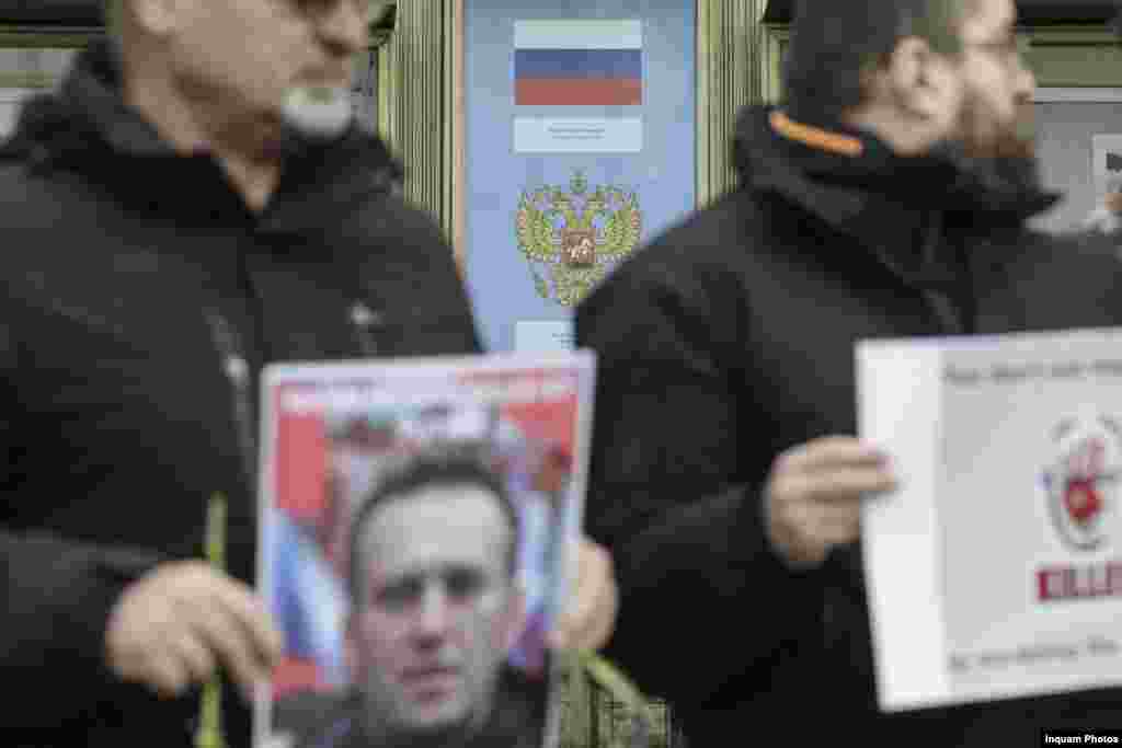 Pe pancartele participanților scria: &bdquo;Nu câştigi alegeri libere omorând opoziţia&rdquo;..&nbsp;