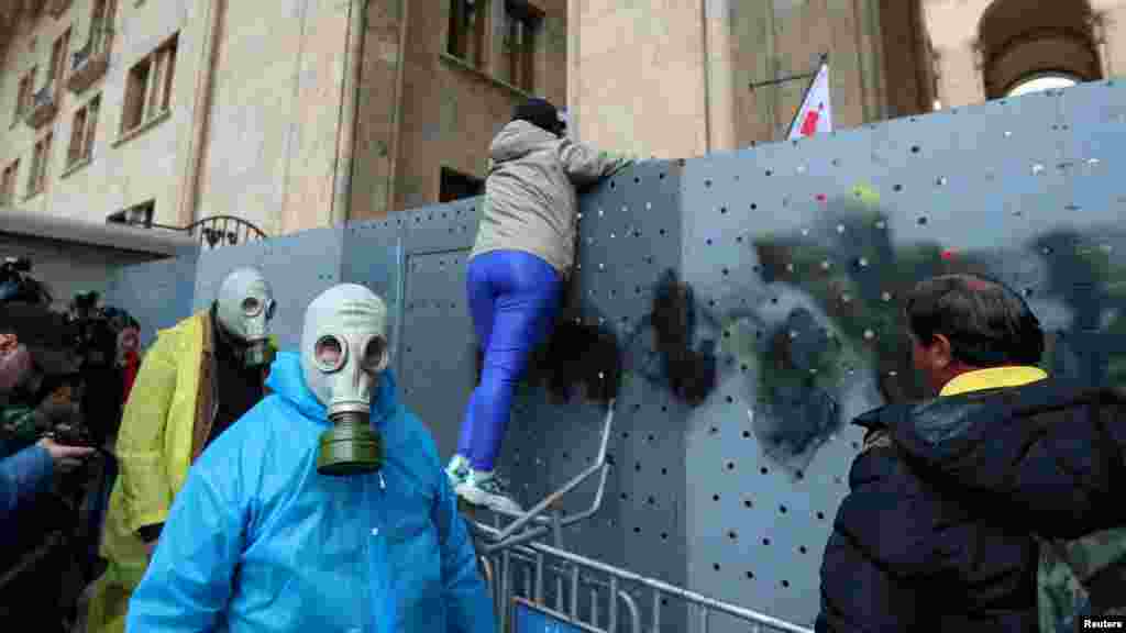 Az előző tüntetések kemény rendőri fellépéseire készülve május 14-én, a végszavazás napján már többen könnygáz ellen védő maszkban vonultak a parlament elé.&nbsp;A tüntetők feszültségét fokozta, hogy a georgiai parlament jogi bizottsága előző nap alig másfél perc alatt, ellenvetés nélkül engedte tovább a&nbsp;törvényjavaslatot, miközben az utcán ezrek követelték a jogszabály megsemmisítését