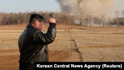Севернокорейският лидер Ким Чен Ун вдига юмрук, докато ръководи учение на противопожарно поделение. Северна Корея, 18 март 2024 г. Снимката е публикувана на 19 март 2024 г. от Корейската централна новинарска агенция.