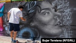 Altin crta portret žene.