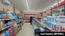 Brenda një dyqani në Shkup, Maqedoni e Veriut, më 1 mars 2024.
