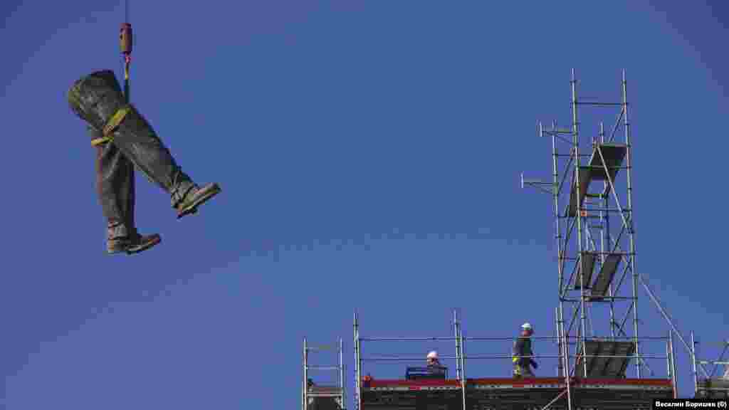 Последната част от централната и най-висока фигура на Паметника на Съветската армия в София беше демонтирана на 19 декември. Процесът по демонтирането на монумента започва още през 90-те, но реални действия в тази посока имаше едва през 2023 г.