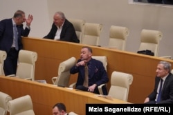 „ქართული ოცნების“ დეპუტატები კვოტირების გაუქმების განხილვისას პარლამენტის სასესიო დარბაზში. ამ დროს პარლამენტის ტრიბუნიდან სიტყვით გამოდის „ლელოს" დეპუტატი, ანა ნაცვლიშვილი.