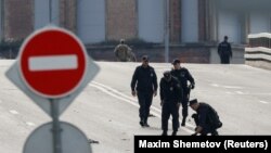 Pjesëtarë të sigurisë në Moskë duke e hetuar sulmin e 24 korrikut.