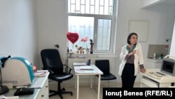 Dr. Ștefania Anton arată dotările centrului medical din Aroneanu, o suburbie a Iașului în care sunt consultați anual 4.000 de localnici.