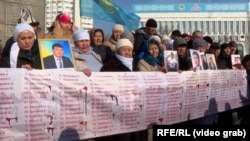 Активисты и родственники погибших во время Январских событий в Казахстане во время акции памяти. Алматы, 5 января 2024 года