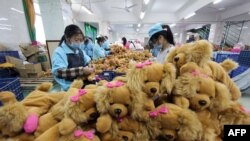 Ova slika snimljena 7. decembra 2013. prikazuje kineske radnike u procesu izrade igračakae, u fabrici u Jinjiangu, u istočnoj kineskoj provinciji Fujian.