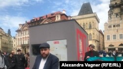 Leonyid Volkov Prágában bemutatja Alekszej Navalnij orosz ellenzéki politikus börtöncellájának mását 2023. május 18-án