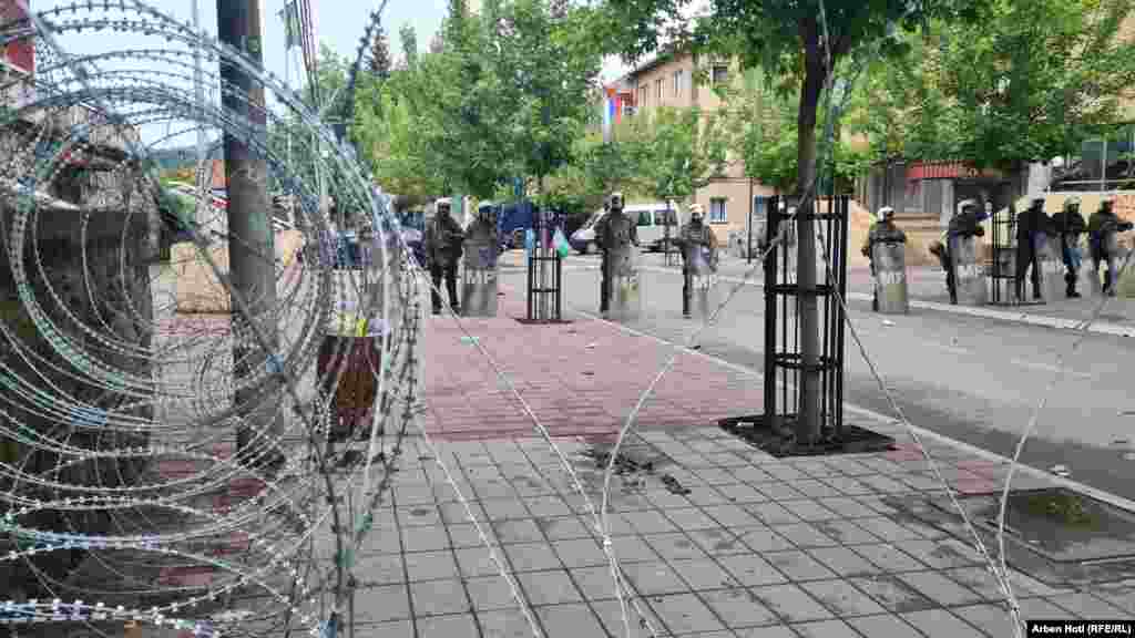 KFOR je postavio bodljikavu žicu u Zvečanu. &nbsp; 