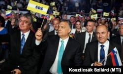Orbán Viktor miniszterelnök, Janez Jansa, a Szlovén Demokrata Pár (SDS) elnöke és Milan Zver, az SDS európai parlamenti képviselője az SDS kampányrendezvényén Celjén, 2018. május 11-én.