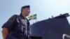 Një detare duke qëndruar pranë nëndetëses suedeze HMS Gotland, në një port në bazën detare Karlskrona, në Suedi, më 25 maj 2023.