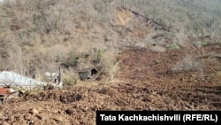 ფერდი, რომელიც ჩამოიშალა, ადგილობრივების თქმით, წლებია რამდენიმე მეტრზეა გახსნილი.