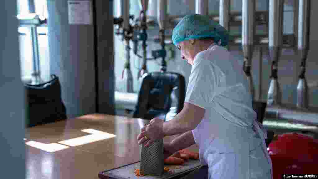 Një punonjëse në Kuzhinën Qendrore në Prishtinë. Ky institucion është përgjegjës për përgatitjen e tri vakteve ushqimore për fëmijët e çerdheve në kryeqytet.&nbsp;