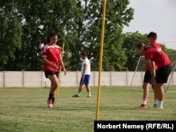 Fetele se antrenează o oră jumătate pe zi, timp de 23-26 de zile din lună.