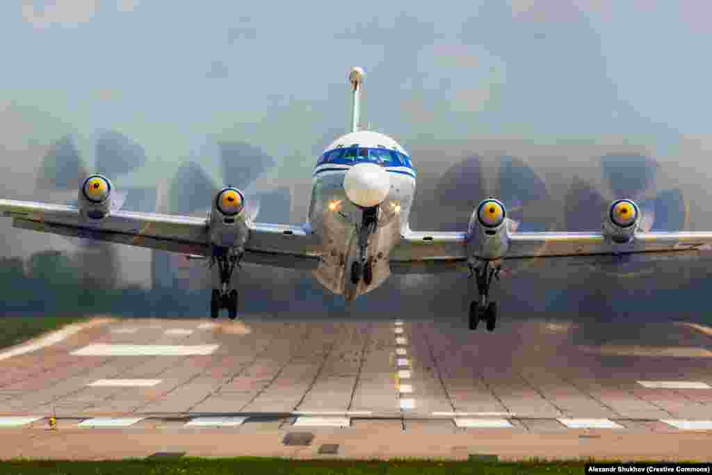 Un avion de control aerian Il-22 decolând de pe un aerodrom din Moscova în mai 2016.&nbsp; Kievul a mai susținut și că &bdquo;a distrus&rdquo; un Il-22 în noaptea în care a fost doborât avionul A-50. Ulterior,au fost publicate fotografii în care se vede că avionul Il-22 pare să fi reușit o aterizare de urgență, însă cu coada puternic avariată de schije. &nbsp;