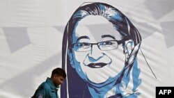 Prim-ministra Hasina, văzută într-un potret mural la Dhaka, și-a început al patrulea mandat în ianuarie.