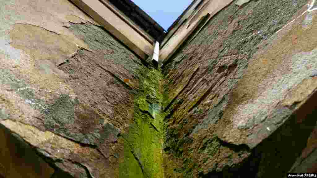 Ministrja, sipas drejtoreshës së gjimnazit, nuk ka kthyer përgjigje, ndërkaq Aliu ka thënë se punimet për shkollën e re nuk janë në kompetencë të komunës, por të Qeverisë, e cila sipas tij, ka ndalur punimet.