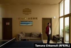 Data Gabelia duke shikuar nga dritarja e korridorit të Hotelit Anaklia, ku punuar në 20 vjetët e fundit.