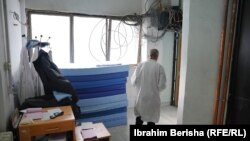 Gardëroba në Klinikën e Psikiatrisë, aty ku janë të vendosur edhe dyshekët rezervë.