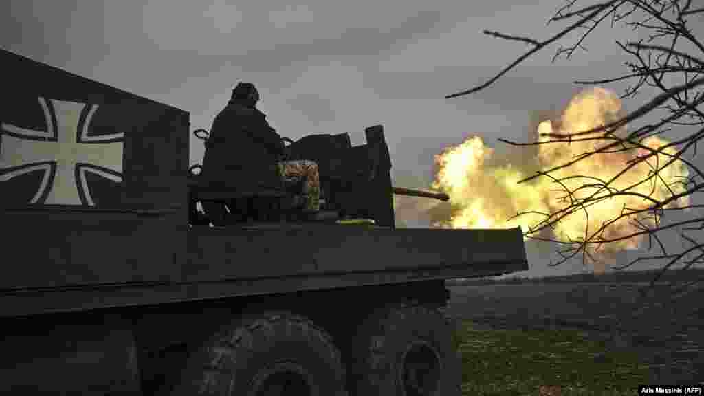 Ukrajinski vojnici 20. marta gađaju protivavionskim topom S60 na ruske položaje u blizini Bakhmuta. &quot;U ovom trenutku, Wagner jedinice kontrolišu oko 70 posto grada Bakhmuta&quot;, tvrdi Jevgenij Prigožin, šef ruske plaćeničke grupe, 20. marta. &nbsp;