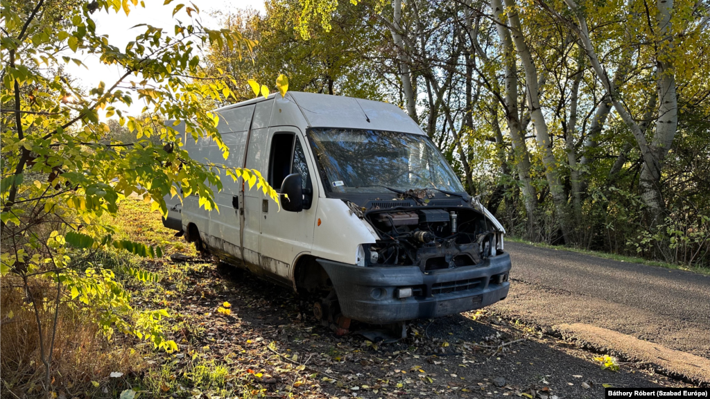 A rendelet végrehajtását a Csongrád-Csanád Vármegyei Kormányhivatal végzi. A napokban a területről elszállítanak minden, valószínűsíthetően embercsempészéshez használt autót